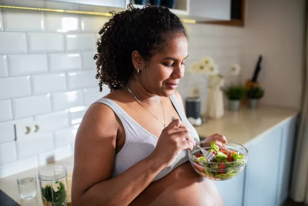 Femme enceinte en train de déjeuner