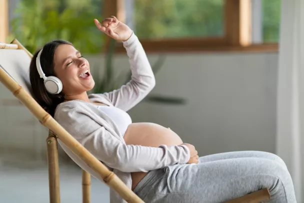 une femme enceinte chante